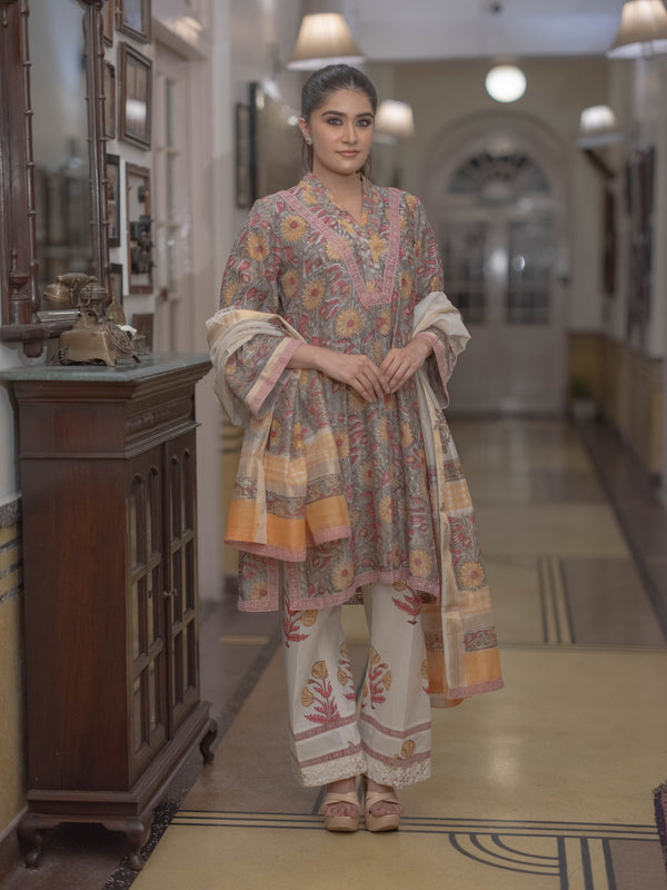 Bagru Bloom: Handcrafted Maheshwari Suit Set